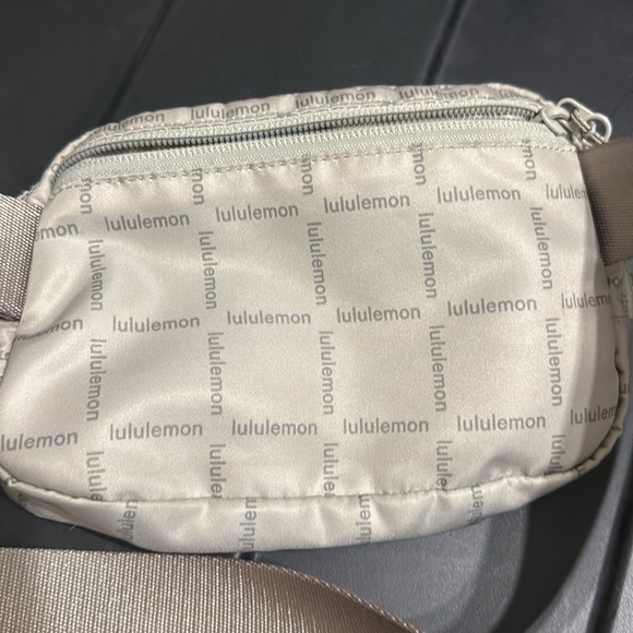Lululemon waist pack Logo Belt Bag hip bag purse travel bag - Picture 5 of 12